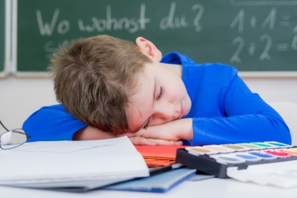 a qu hora deben acostarse los nios para ir a la escuela