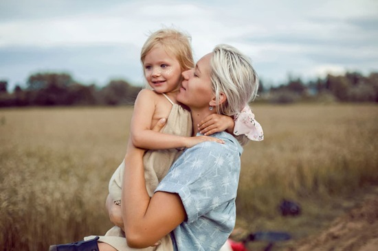 abraza a tu hijo y hazlo sentir seguro y querido