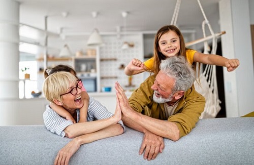 los abuelos se enriquecen emocionalmente con sus nietos